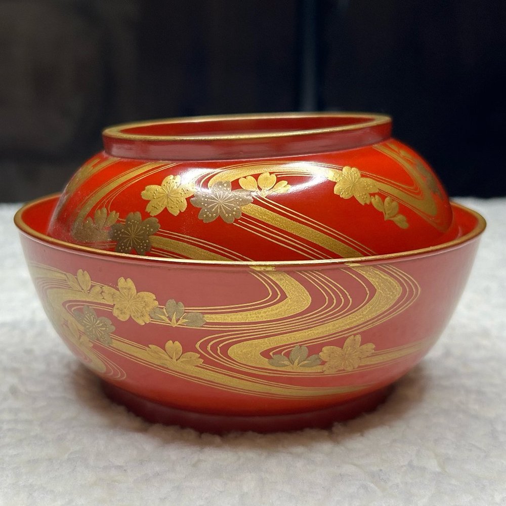 *SOLD* Beautiful Red Japanese lacquered bowl with lid (chawan 茶碗) from Japan